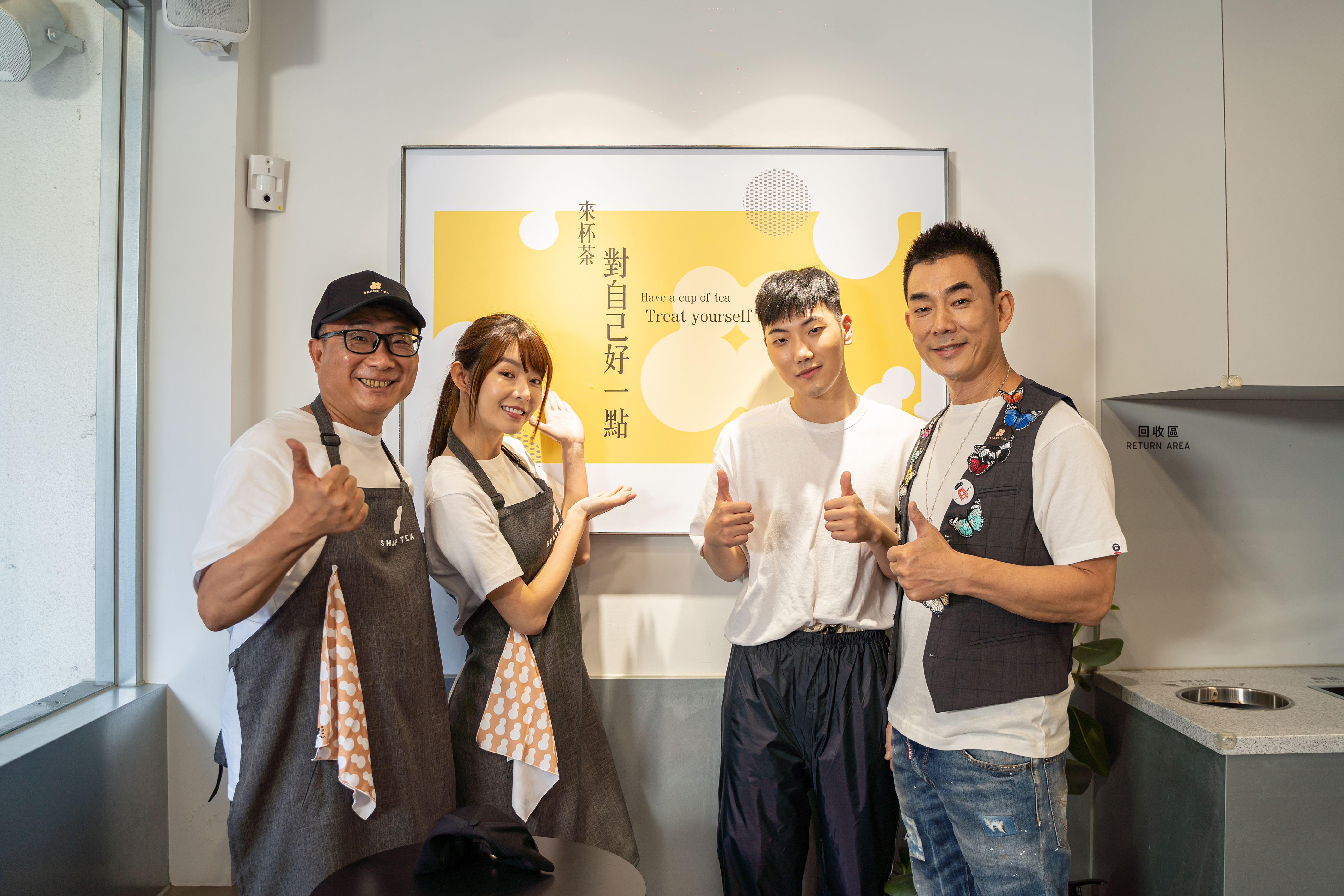 (左起)歇腳亭老闆鄭凱隆、Yuri、C.T.O振偉、任賢齊。(圖/寰亞音樂提供)