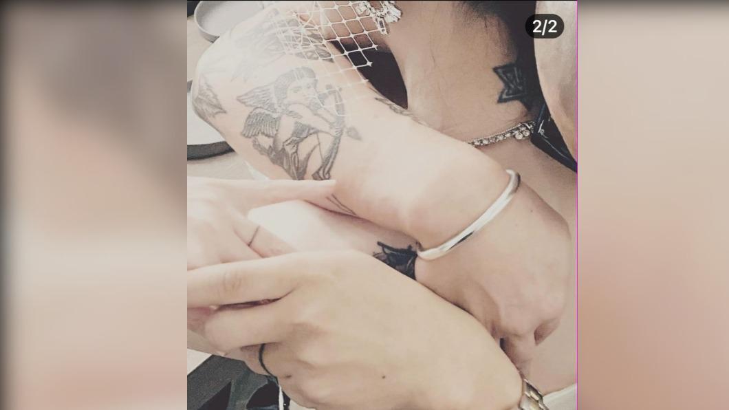 大S和具俊曄的無名指都刺上婚戒的圖案。(圖/翻攝自小S化妝師IG)