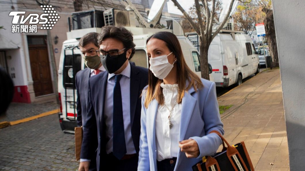 被指控謀殺罪的八人醫護團隊之一、精神科醫師的科薩霍夫(右)出庭。(圖/達志影像美聯社)