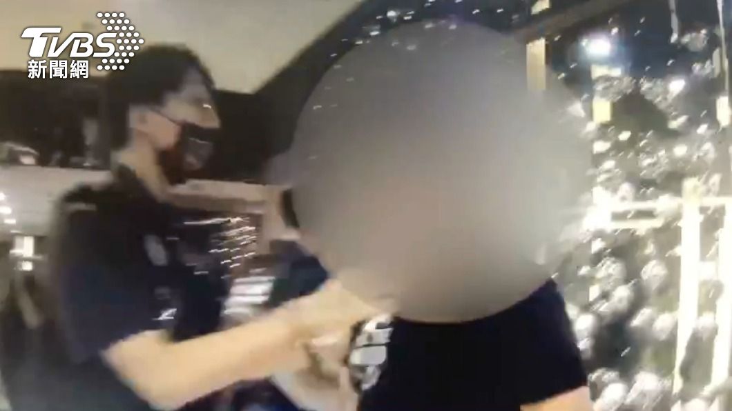 警方趕抵酒店。（圖／TVBS）