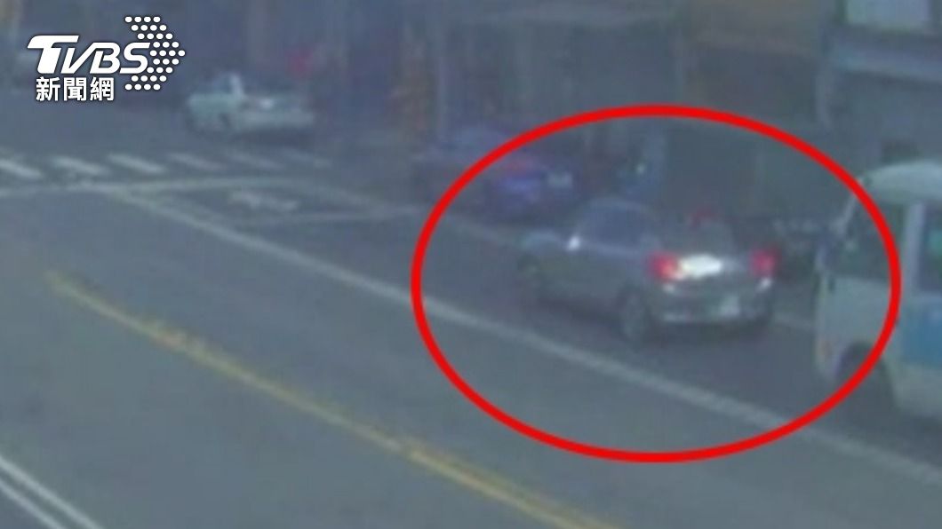 綠燈了還不走!轎車停在路中央 男子酒駕直接「睏去」