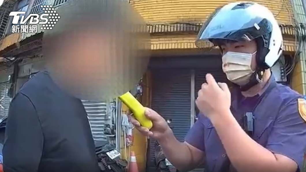 警方將男駕駛叫下車。（圖／TVBS）