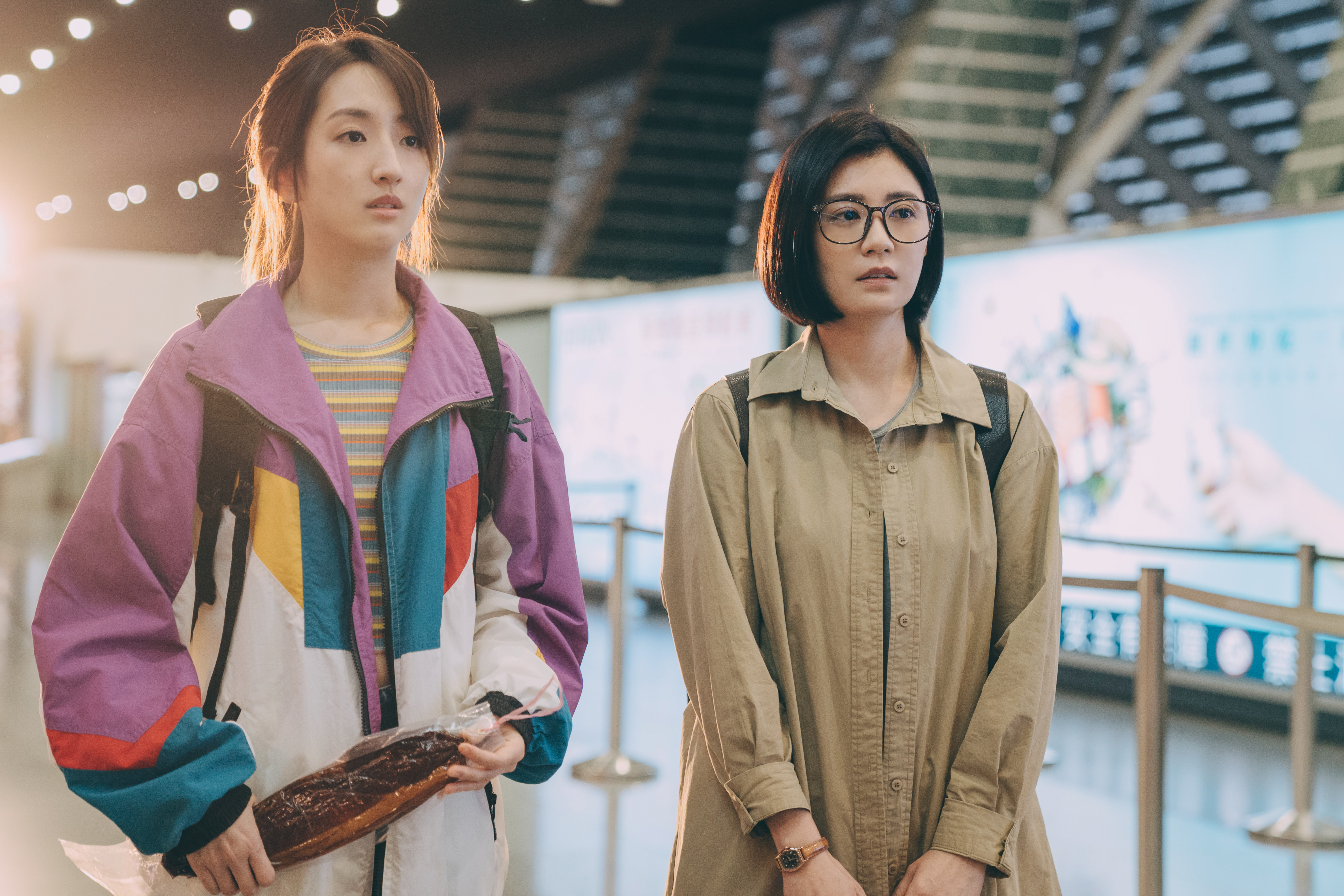 賈靜雯(右)、柯佳嬿(左)飾演姐妹。(圖/Netflix提供)