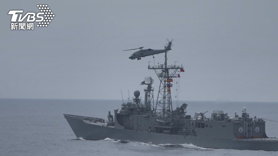 飛官海上訓練誤觸爆意外!海軍S-70C反潛直升機「副油箱拋出」