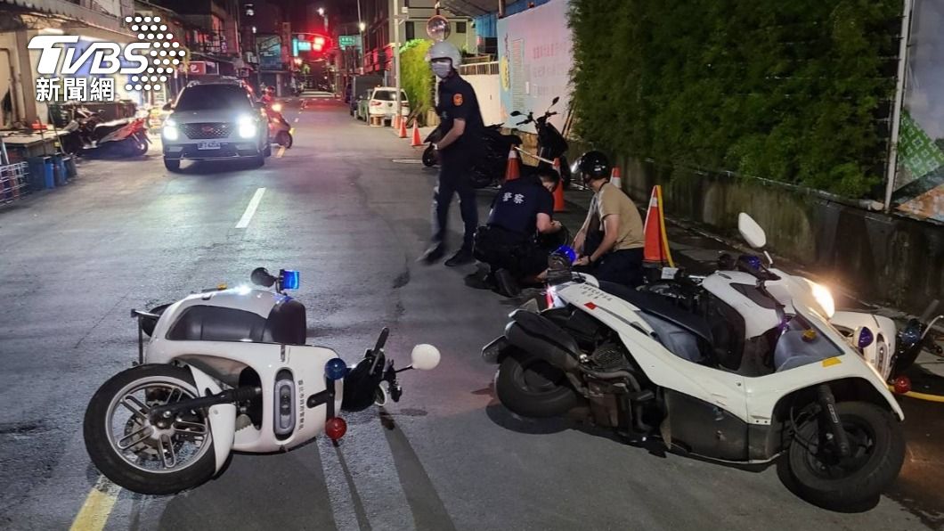 警方將人壓制。(圖/TVBS)