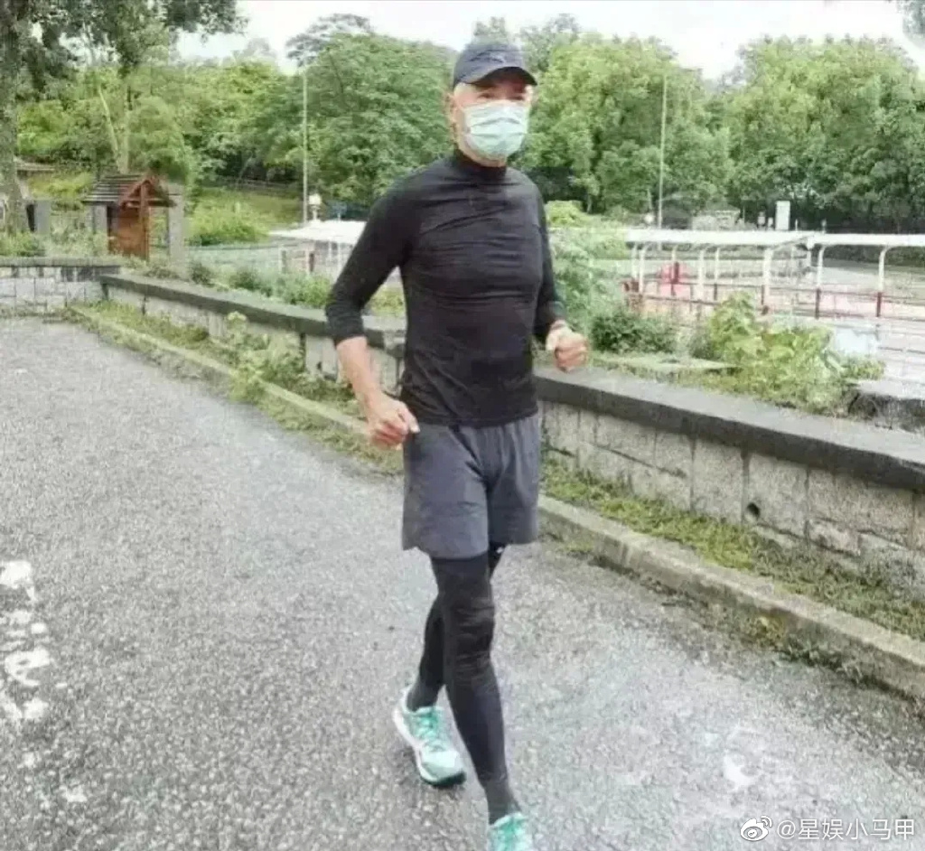 周潤發熱愛慢跑跟登山。(圖/翻攝自微博)