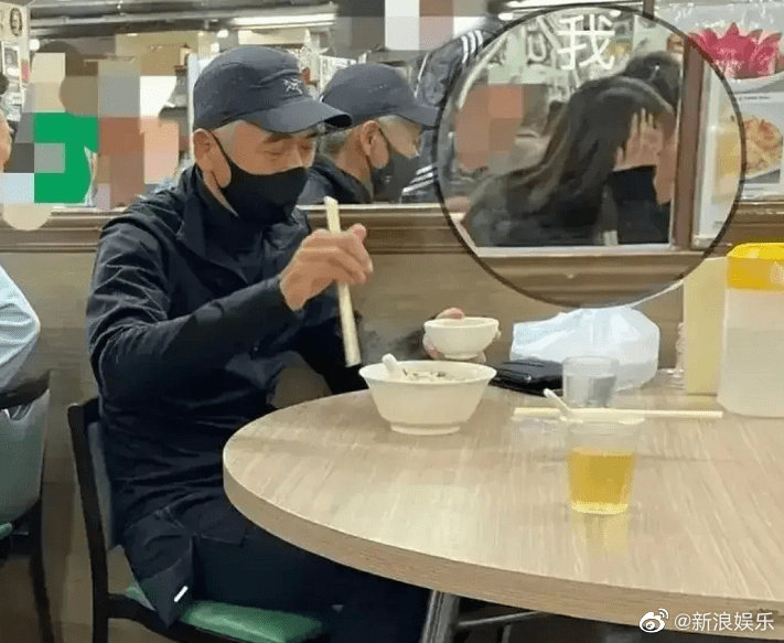 周潤發獨自用餐的畫面再掀熱議。(圖/翻攝自微博)