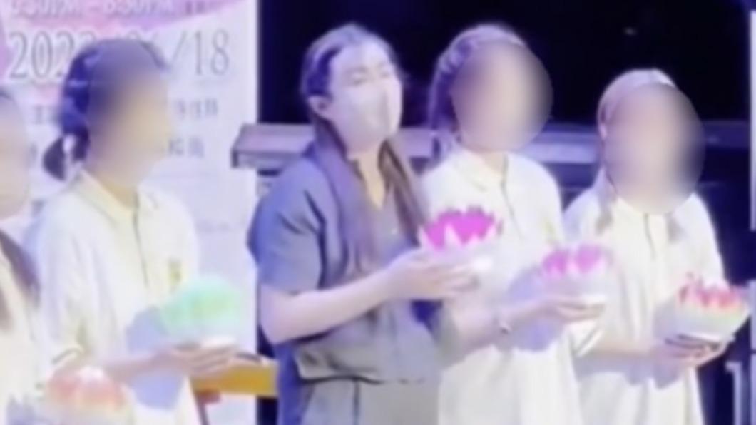 王祖賢參加浴佛法會登台唱歌影片曝光。（圖／翻攝主持人官慧微博）