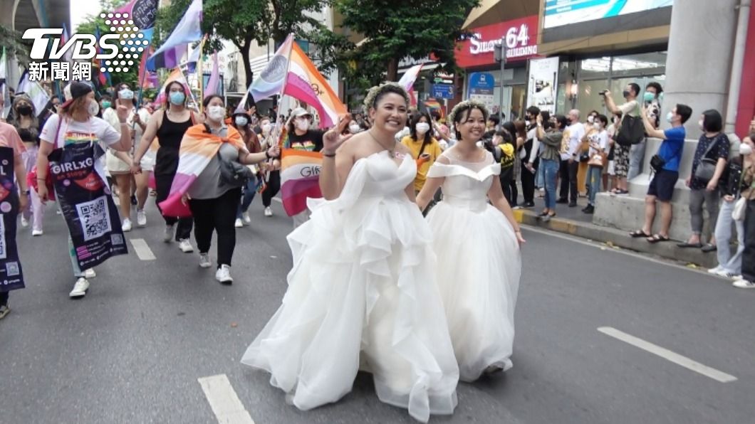 泰國同志情侶高喊要婚姻平權。(圖/中央社)