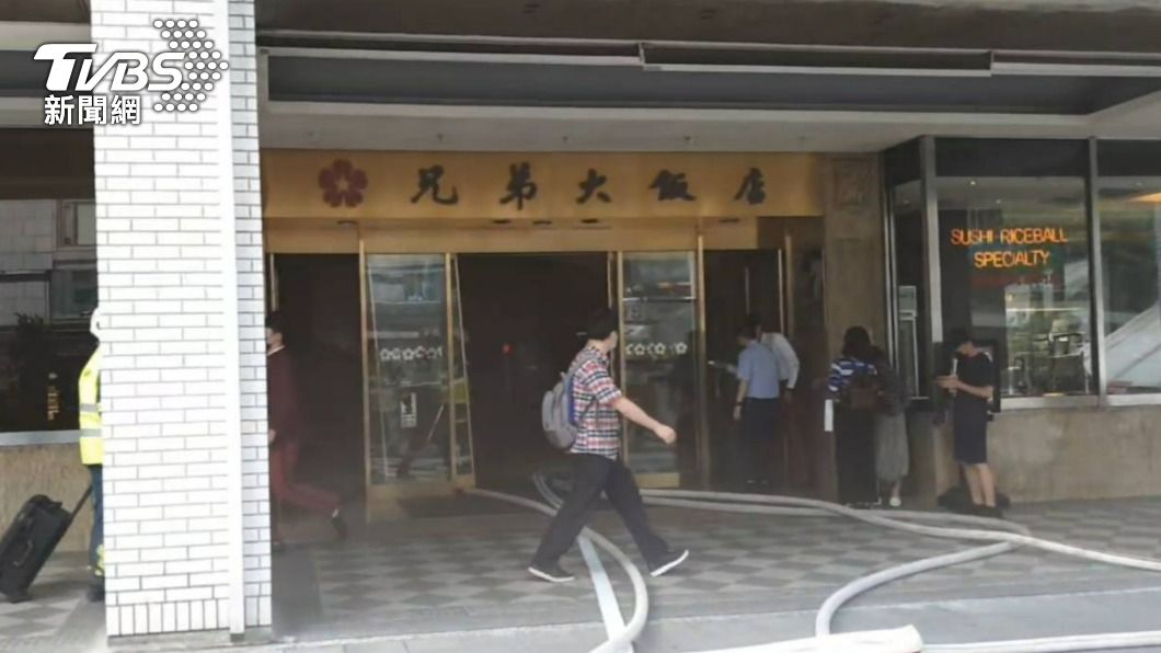 警消拉二水線入內救援。(圖/TVBS)