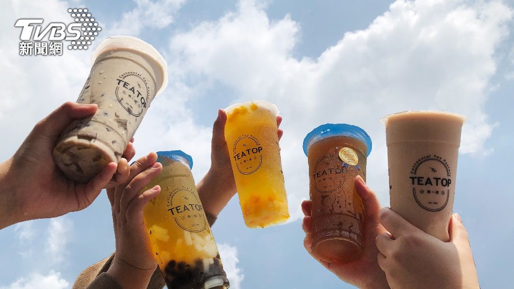 知名連鎖手搖飲品牌「TEA TOP第一味」6/27~6/29更加碼全台門市「喝的甜品」杏福系列第二杯半價優惠。(圖/TEA TOP第一味提供)