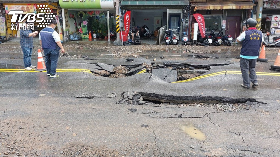 真的「熱爆」！桃鶯路水管爆裂　大量自來水湧出淹住家