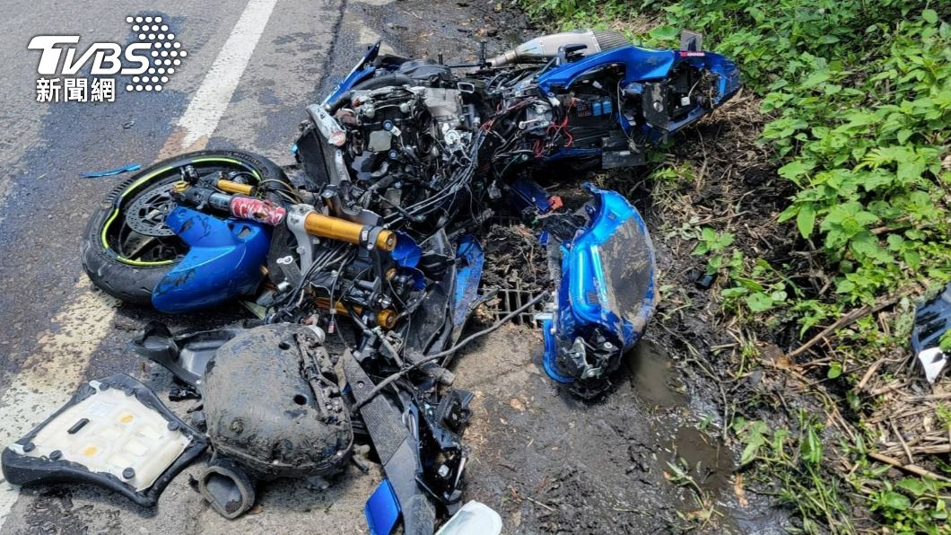 悚!重機北橫過彎暴衝對向砂石車 機車解體、騎士命危