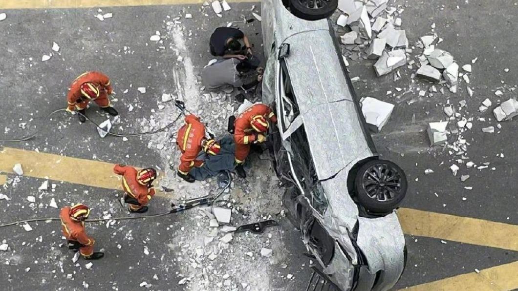 拍電影?上海蔚來汽車衝出總部3樓墜落 1死1傷