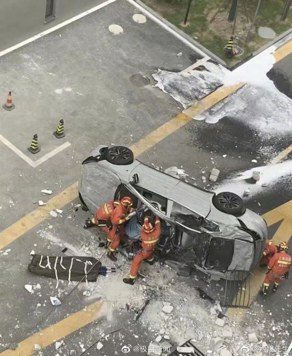 警消現場救人,車上有兩人受困。(圖/翻攝自微博)