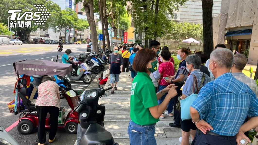 台中快打站排長龍 長者揮汗怨快中暑…市府:優化流程