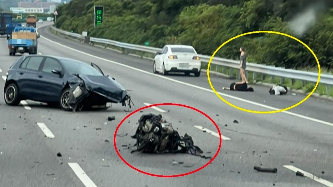 引擎彈飛、駕駛和乘客疑似被拋出車外。（圖／翻攝自台灣車友爆料中心）