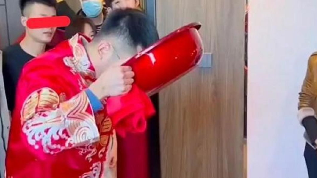 先前大陸山東就發生有新娘姊姊要求新郎喝洗腳水的事件。(圖/翻攝自網易新聞)