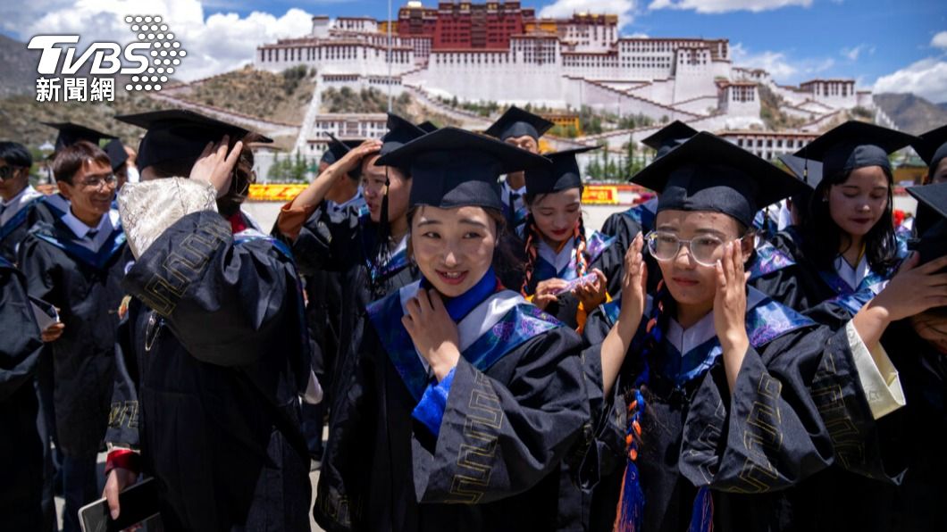 大陸2022年大學畢業生人數首次突破千萬大關。(圖/達志影像美聯社)