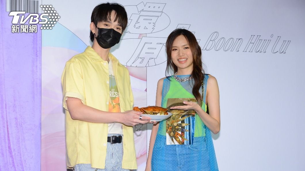 邱鋒澤特別端上文慧如未婚夫做的胡椒蟹。（圖／許方正攝）
