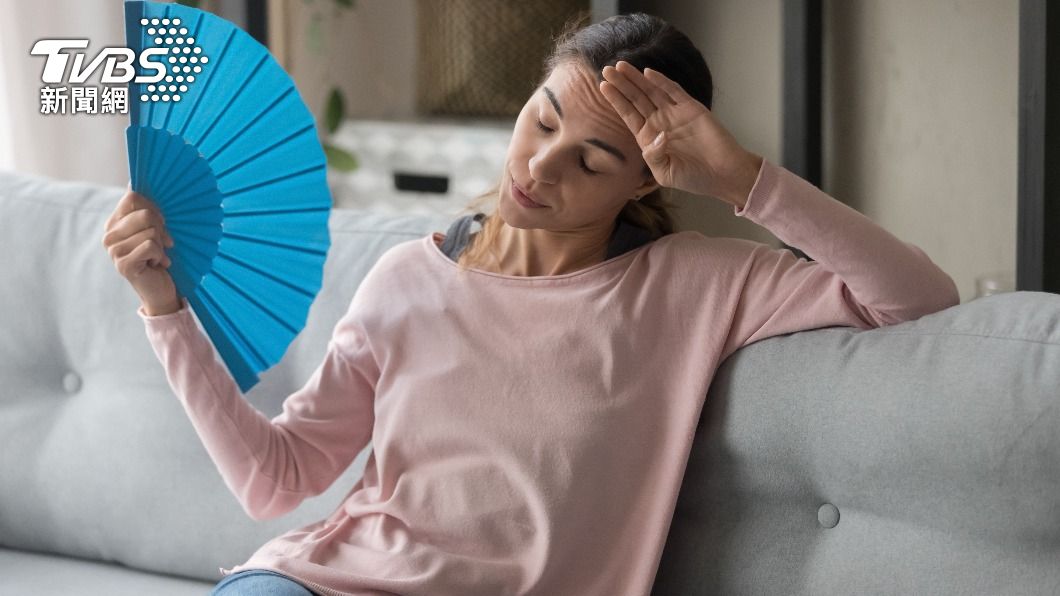 太熱的話可搧風讓體溫下降。(示意圖/shutterstock達志影像)