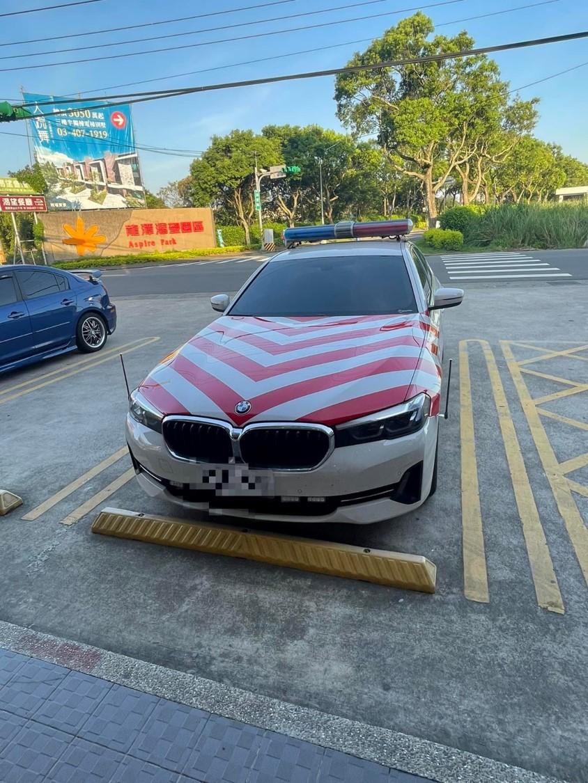 警車停在超商門口。(圖/翻攝自爆料公社)