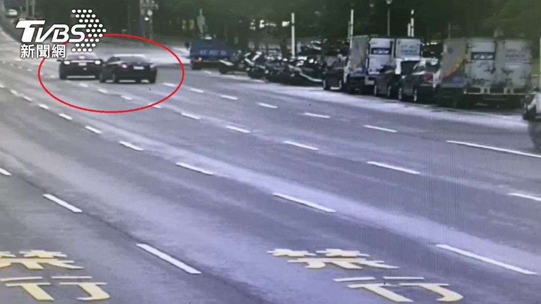 惡煞當街急煞攔車，行徑囂張。（圖／TVBS）