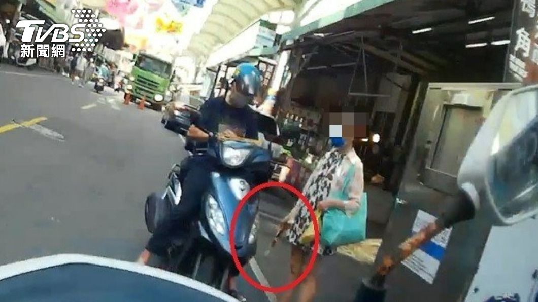 員警到場時,陳婦仍拿著太陽眼鏡。(圖/TVBS)