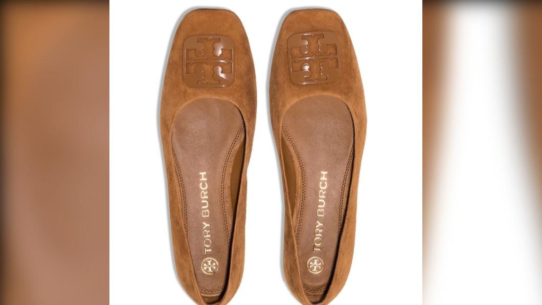 Tory Burch logo-plaque ballerina shoes。（圖／翻攝自FARFETCH官網）