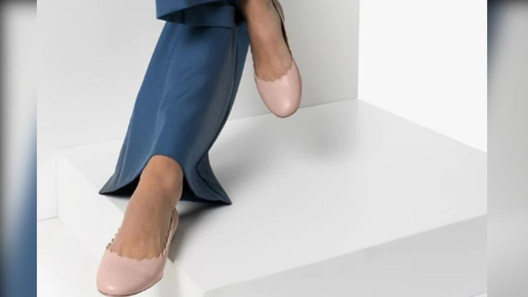 Chloé Lauren scalloped trim pumps。（圖／翻攝自FARFETCH官網）