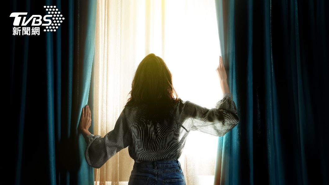 網友分享可以安裝遮光窗簾降溫。(示意圖/shutterstock 達志影像)