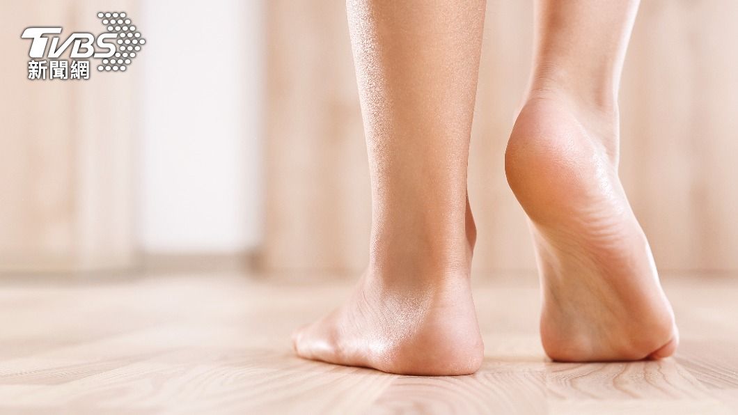無法單腳站10秒鐘和「會早死」無法畫上等號。（示意圖／shutterstock達志影像）