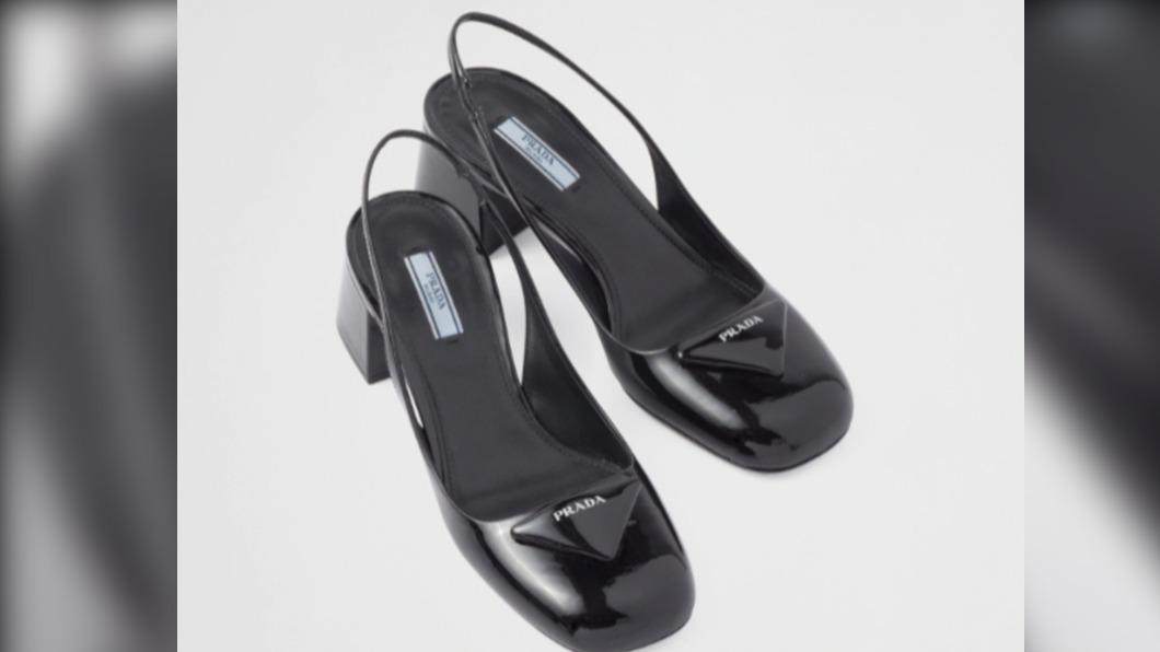 PRADA 漆皮後飾帶高跟鞋。（圖／翻攝自PRADA官網）