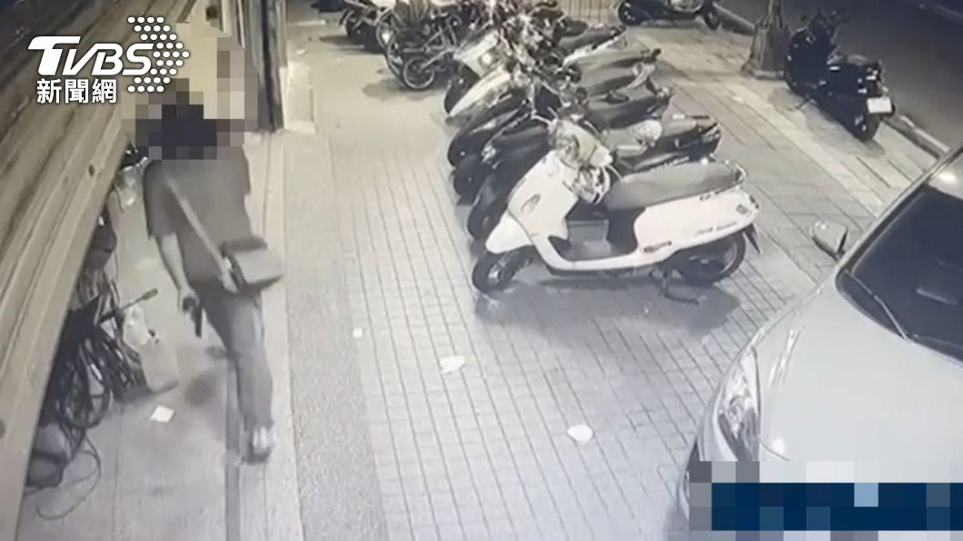 監視器拍下犯嫌持槍行搶。（圖／TVBS）
