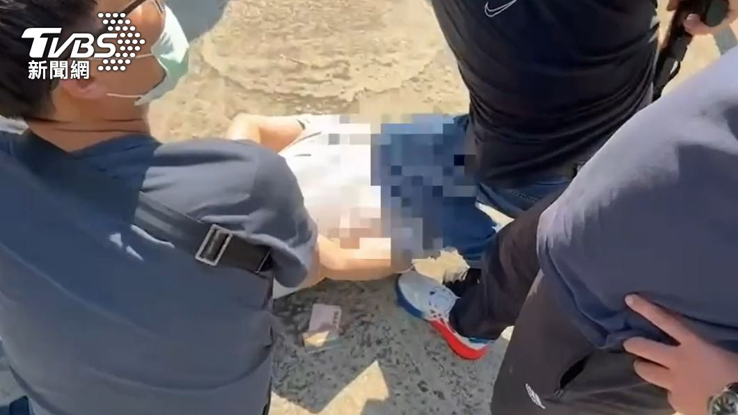 警方壓制逮捕持槍行搶的犯嫌。（圖／TVBS）