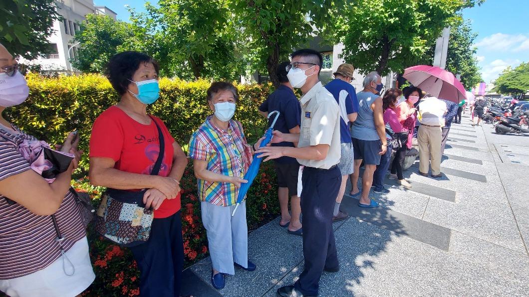 昨排隊現場提供愛心傘、礦泉水等,避免民眾在太陽下等候不適。(圖/台中市政府提供)