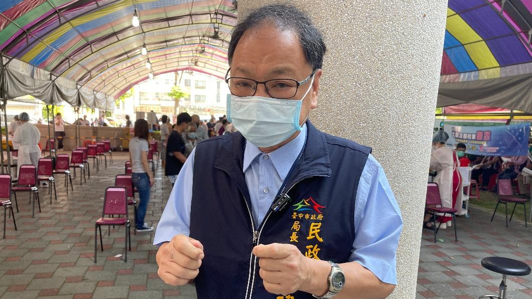 民政局長吳世瑋昨也在快打站現場,解說施打情形。(圖/台中市政府提供)