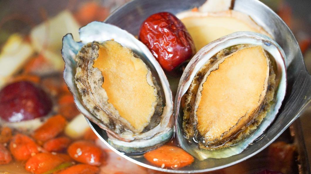 新馬辣經典贈「九孔鮑魚」。(圖/馬辣集團提供)