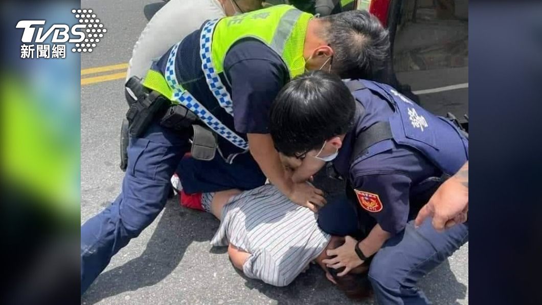 員警將鄭男壓制在地。(圖/TVBS)