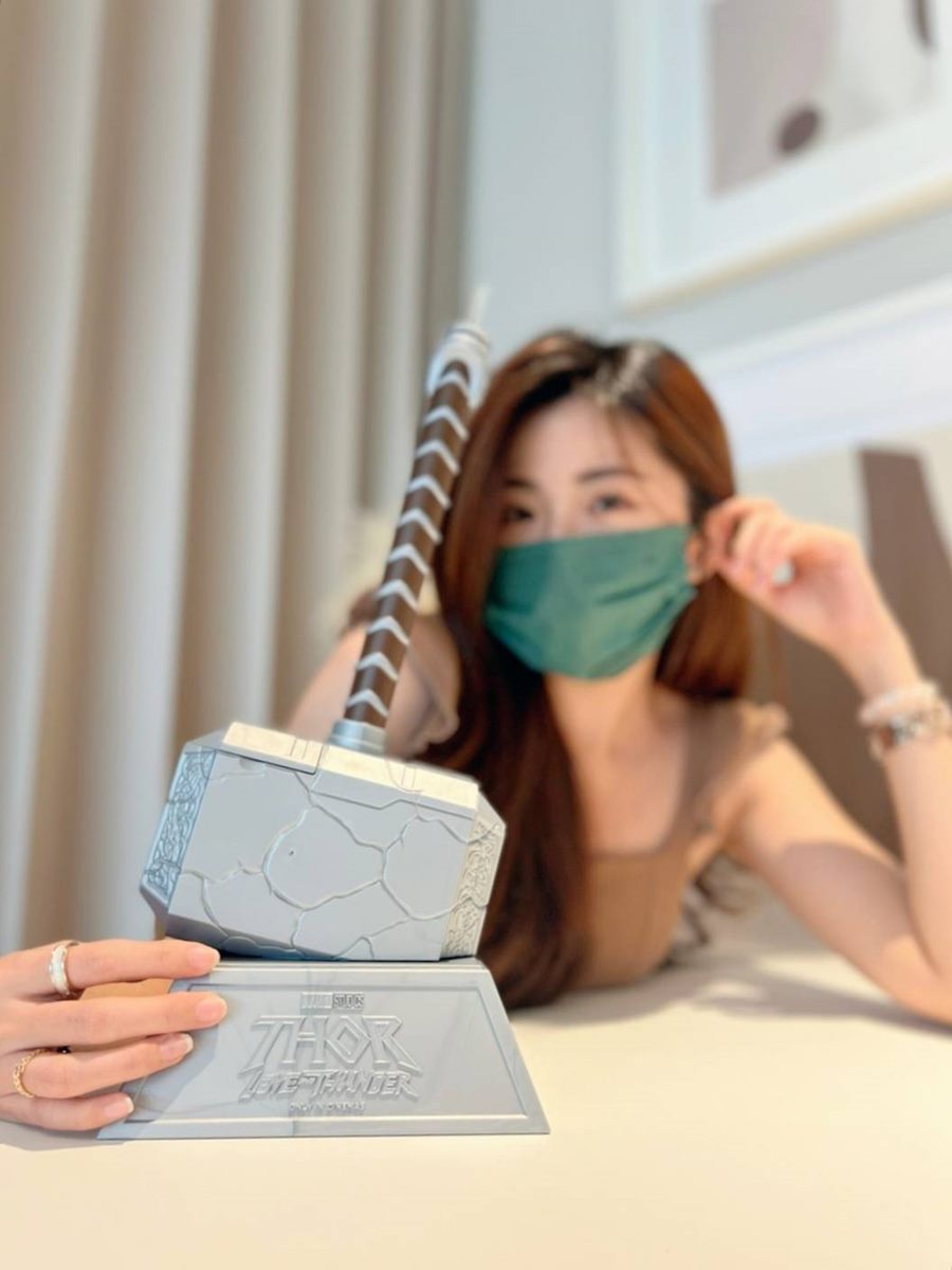 預售組中內容物將雷神索爾的武器變成造型杯。(圖/翻攝自秀泰影城)
