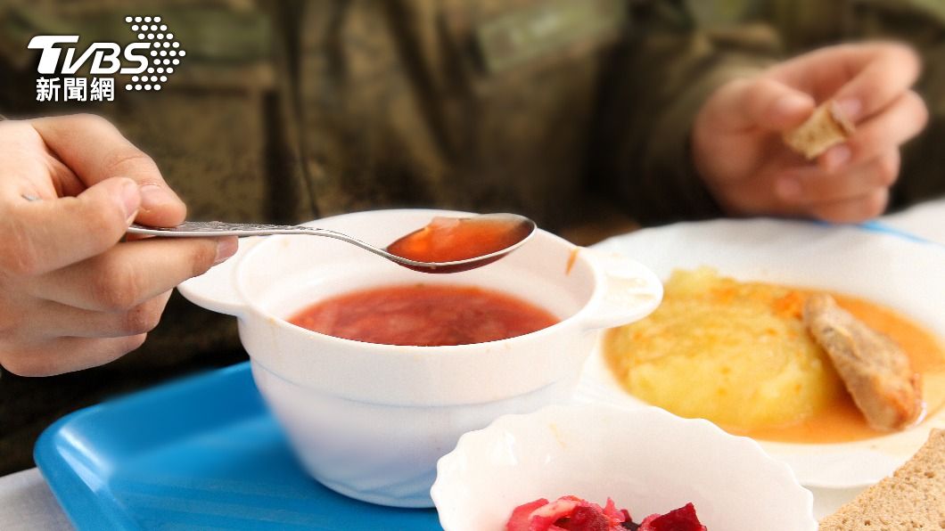 這規定合理?日本自衛隊員用餐同時拿白飯、麵包被處分