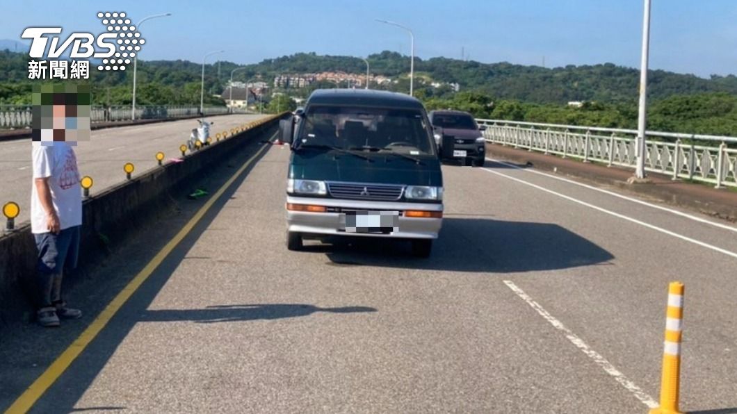 王男疑似超車不慎。（圖／TVBS）