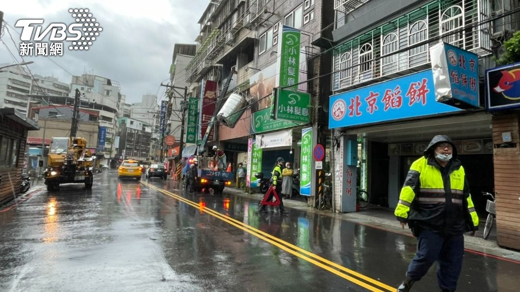 水塔疑似不堪大雨,掉落後卡在電纜線上。(圖/TVBS)