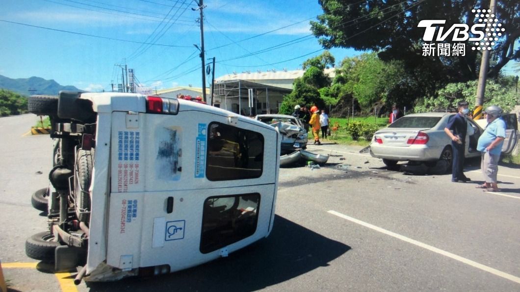 復康巴士追撞前車翻覆!對向駕駛慘遭波及 6人傷送醫