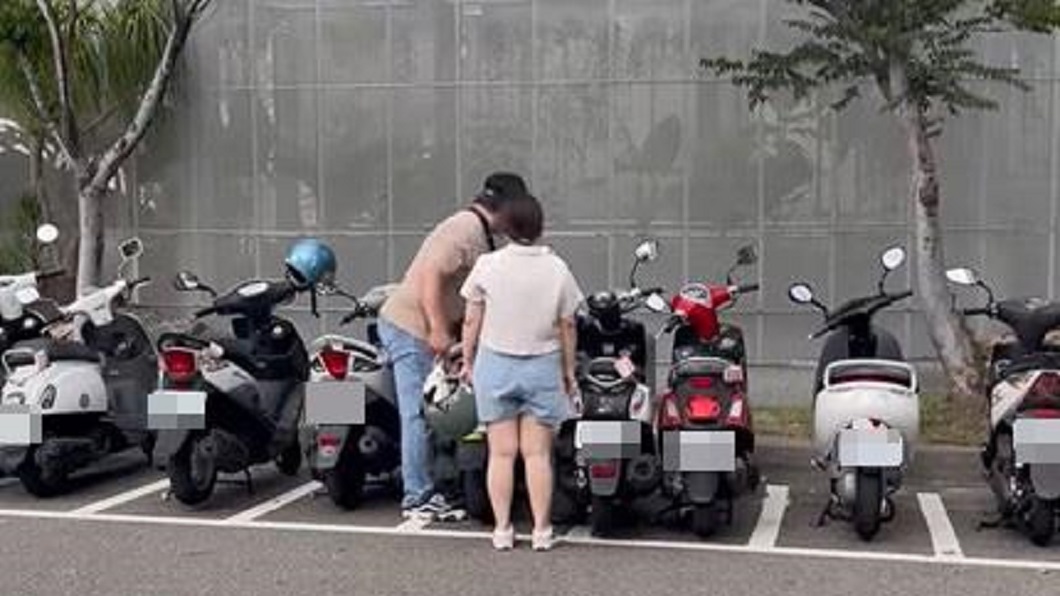 情侶停機車硬擠車格 他怒吼「1格1車很難嗎」網掀論戰