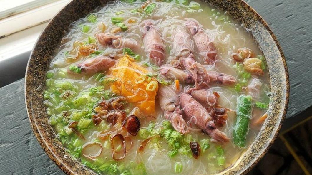鮮美的小卷都是當地漁民捕獲新鮮直送，肉質細緻鮮甜。（圖／翻攝自下一站，天涯）  