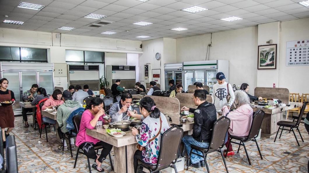 不管平日假日裡面總是滿滿的人，被網友譽為石頭火鍋的神店。（圖／翻攝自大手牽小手玩樂趣）