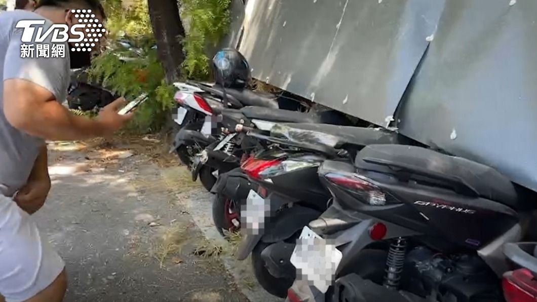 車主飯吃一半趕緊關心愛車。(圖/TVBS)