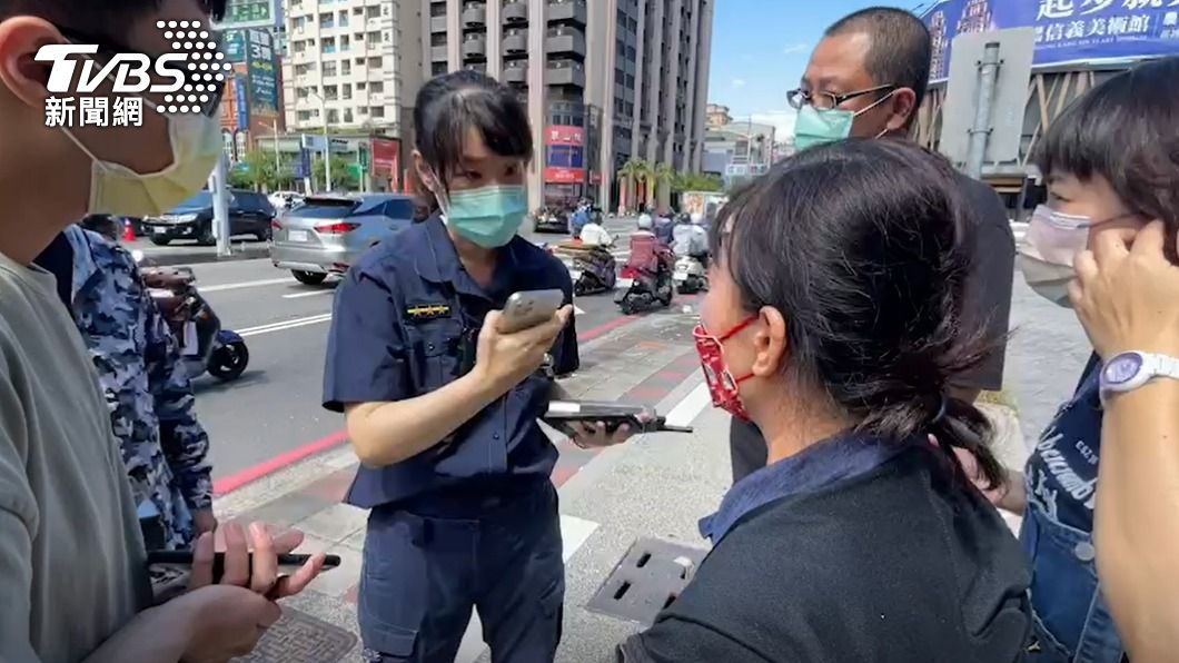 警方先抄資料。(圖/TVBS)