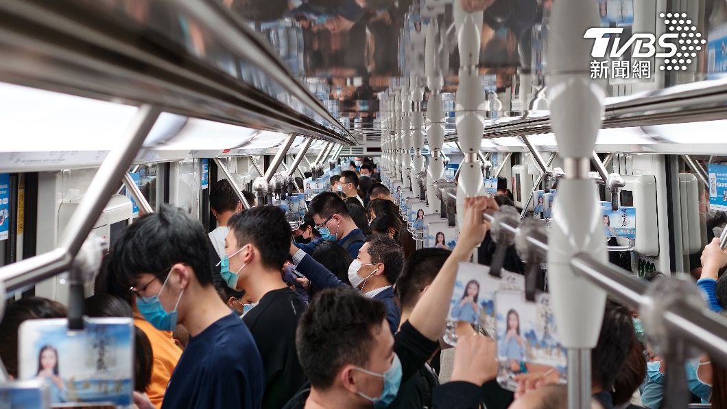 不少網友都贊同搭乘大眾交通運輸,應該要將手機關靜音。(示意圖/shutterstock達志影像)